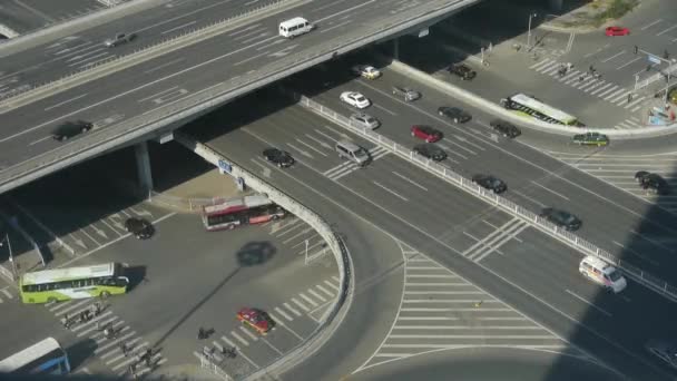 Luchtfoto van crosswalk & viaduct verkeer op een stedelijke stad. — Stockvideo