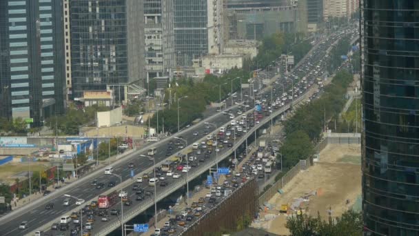 Vista aérea del tráfico de paso elevado en la ciudad, edificio de negocios en Beijing china . — Vídeo de stock