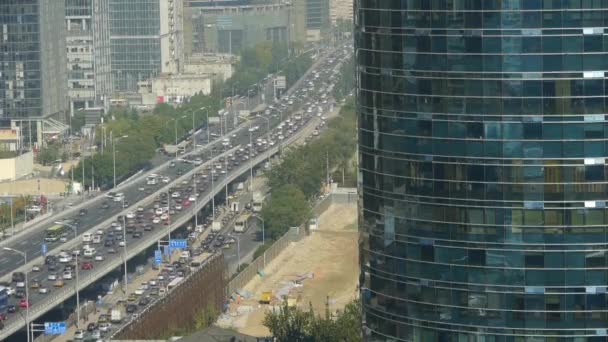 Havadan görünümü timelapse Üstgeçit trafik City işletme binası yansıtacak. — Stok video