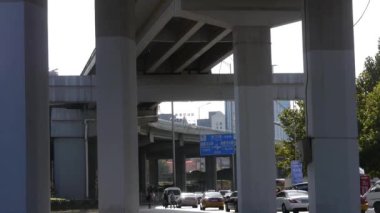 Çin-Ekim 08, 2017:Beijing trafik, Üstgeçit altında.