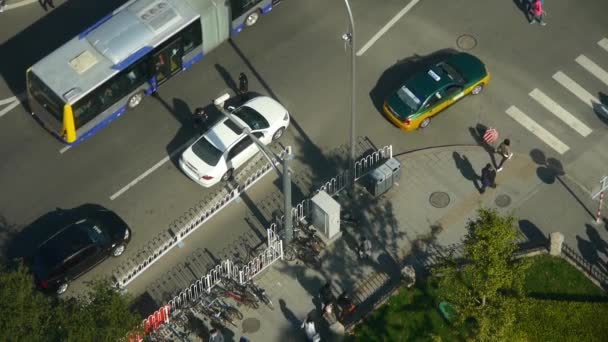 Luftaufnahme des Durchgangsverkehrs in der Stadt. — Stockvideo