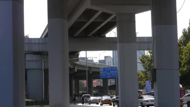 China-okt 08, 2017:Beijing verkeer, onder viaduct. — Stockvideo