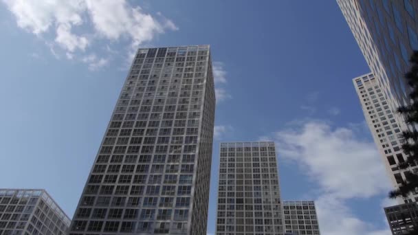 Nuvens timelapse sobre edifícios corporativos . — Vídeo de Stock