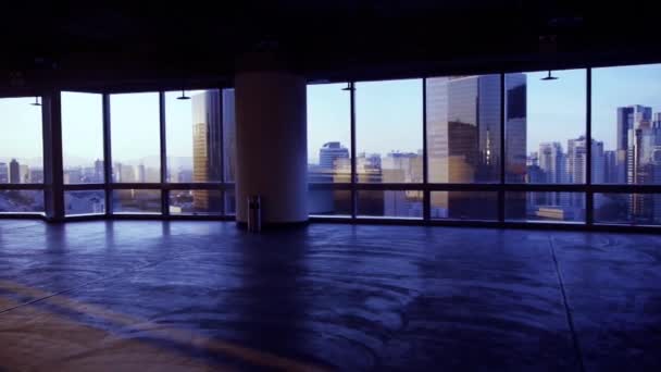 Moderní architektura pohled z okna budovy, únik vrstvy, slunce projít skrze výhra — Stock video