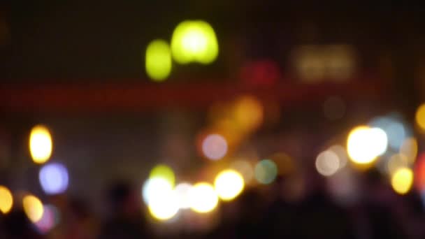 Borrão ocupado silhueta multidão & círculo de luz de néon na rua de negócios à noite . — Vídeo de Stock
