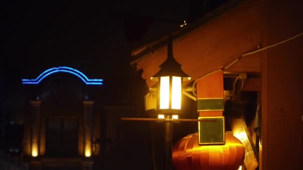 Lampadaire brumeux la nuit . — Video