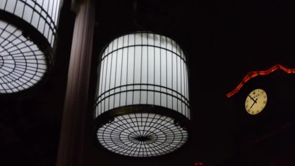 Retro Avrupa çan kulesi ve kuş kafesi stil sokak ışıkları gece. — Stok video