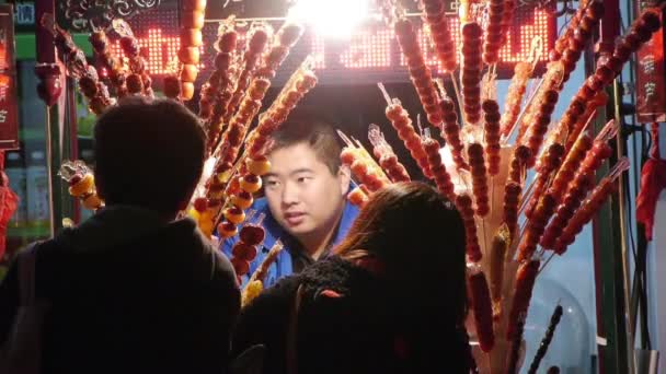 中国 10 月 08、2017:china 伝統スナック, 中国の人々 は、サンザシの文字列を購入します。. — ストック動画