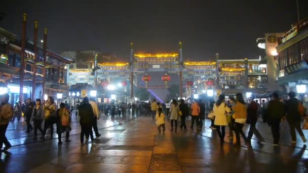 Chiny-październik 08, 2017:Crowd spacer po targu nocnego Chinatown, Chiny Pekin, Neon starożytnych sklep. — Wideo stockowe