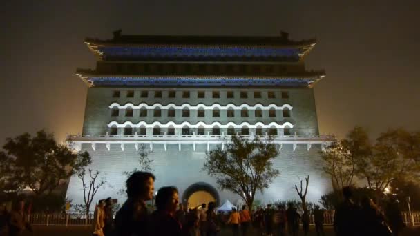 China-Oct 08,2017: Beijing antiguo edificio escena de la noche, timelapse ocupado tráfico & multitud . — Vídeo de stock