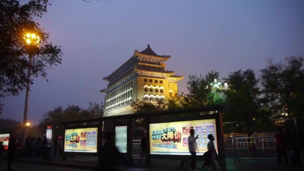 Chine-Oct 08,2017 : Beijing ancienne scène de nuit de bâtiment, circulation achalandée et foule . — Video