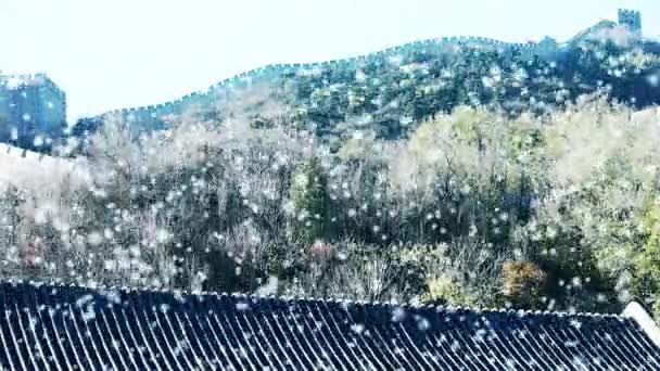 Grote muur op de bergtop, China oude architectuur, Fort in wintersneeuw. — Stockvideo