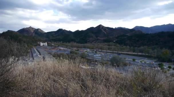 Panorámica de las montañas de hierba del pueblo en otoño, nube de Altocumulus en el cielo azul . — Vídeo de stock