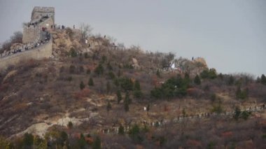 Ziyaretçi Çin 'de dağın zirvesinde Çin Seddi' ne tırmanıyor. Eski mimari yapılar, kaleler.