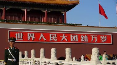 Çin polis Pekin Tiananmen üzerinde Maozedong portre ve sloganlar.