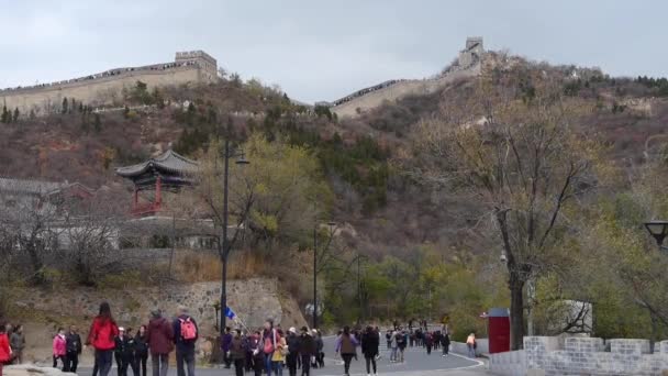 Pengunjung mendaki Great Wall di puncak gunung, Cina kuno arsitektur, benteng — Stok Video