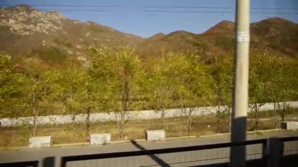 Herbstberg im ländlichen Raum. Beschleunigte Zugfahrt, Landschaft außerhalb des Windes — Stockvideo