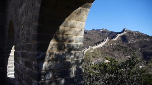 View Great wall from battlements lookouts,China ancient defense engineering. — Stock Video