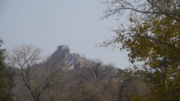 Velká zeď na vrcholu hory, Čína starobylé architektury, pevnost. — Stock video
