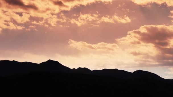 Panorámica de siluetas montañosas en otoño, nube de Altocumulus en cielo azul. — Vídeos de Stock