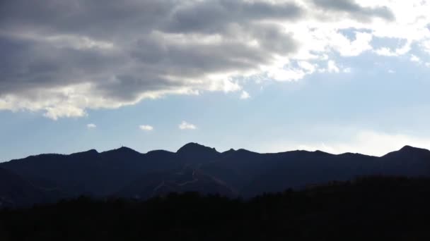 Panoramiczne góry Wielki Mur w jesień, Chmury Altocumulus w błękitne niebo. — Wideo stockowe