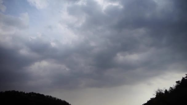 Panoramisch uitzicht op bergen, Altocumulus wolk in de lucht. — Stockvideo