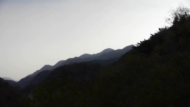Panoramautsikt över hill bergen i vind. — Stockvideo