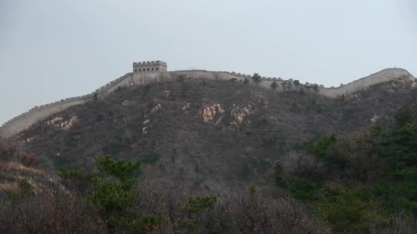 Velká zeď na vrcholu hory, Čína starobylé architektury, pevnost. — Stock video