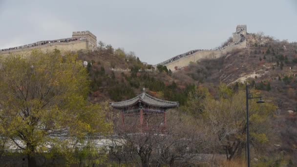 Besucher erklimmt Chinesische Mauer auf Berggipfel, China alte Architektur, Fortres — Stockvideo