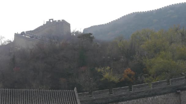 Grande Muralha nas montanhas, arquitetura antiga da China, fortaleza . — Vídeo de Stock