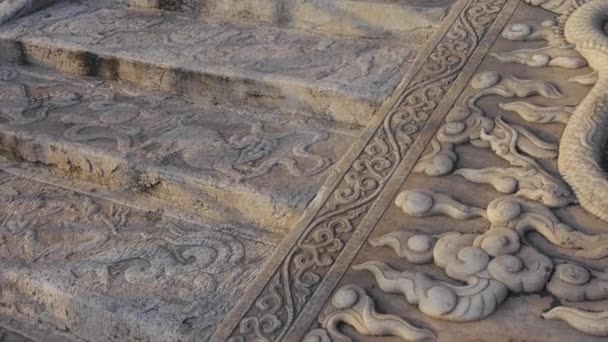 Κίνα royal dragon πέτρα τοτέμ στο ηλιοβασίλεμα, απαγορευμένη πόλη βήμα. — Αρχείο Βίντεο