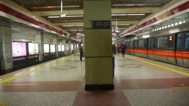 China-Sep 08,2017:Beijing subway station,people crowd waiting for train in shelters hall. — Stock Video