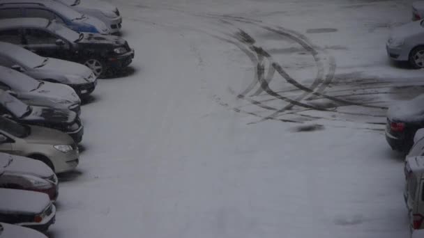 Sneeuw cover parkeerplaats. — Stockvideo