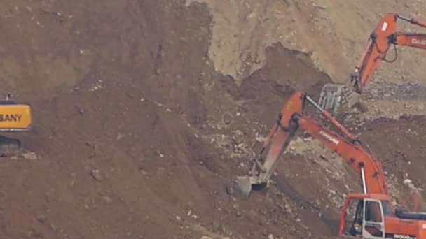 中国-9月 082017: 挖掘机工作和翻车机在建筑工地. — 图库视频影像