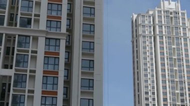 uzun boylu ofis binaları, yoğun windows.