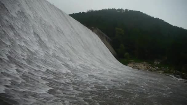 Sintflutartiger Wasserfall & Gischt von Staudamm. — Stockvideo