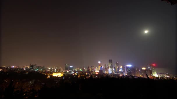 Zeitraffer des Mondaufgangs über der städtischen Skyline, China qingdao (tsingtao). — Stockvideo