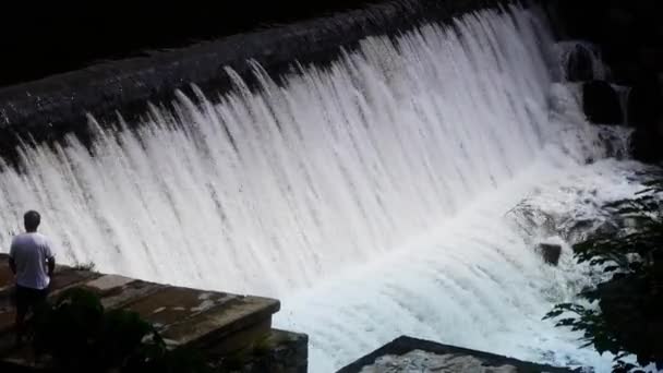 Häftiga vattenfall & spray från dammen, berget Tai-shan. — Stockvideo