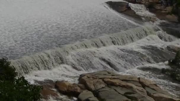 Onstuimige waterval & spindrift uitgevoerd. — Stockvideo