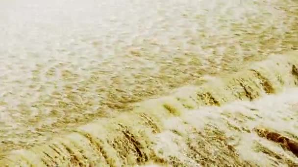 Onstuimige waterval & spindrift uitgevoerd, zand & modder. — Stockvideo