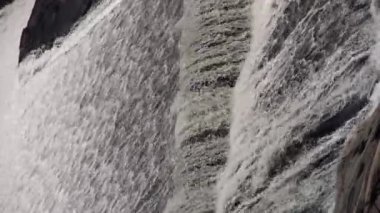 Şiddetli şelale ve çalışan farkı.