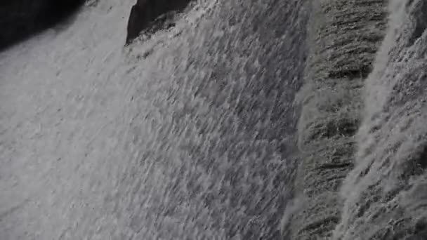 Přívalové vodopád & spindrift běží. — Stock video