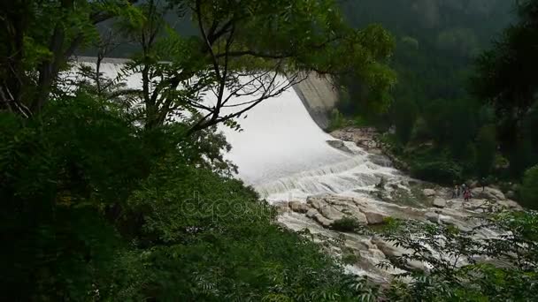 Häftiga vattenfall & spray från dammen, berget Tai-shan. — Stockvideo
