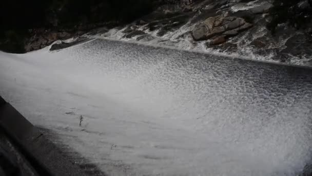 Onstuimige waterval & spray van dam, berg Tai-shan. — Stockvideo