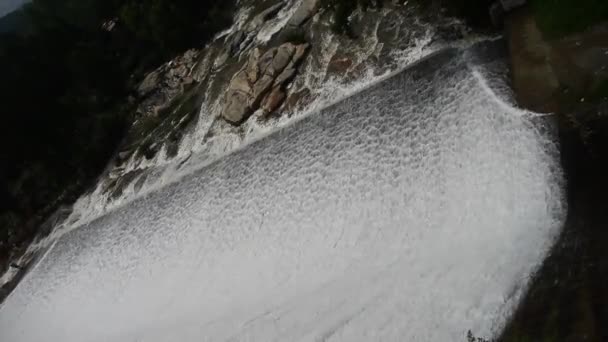 Zuhogó vízesés & spray a gát, hegyi Tai-shan. — Stock videók