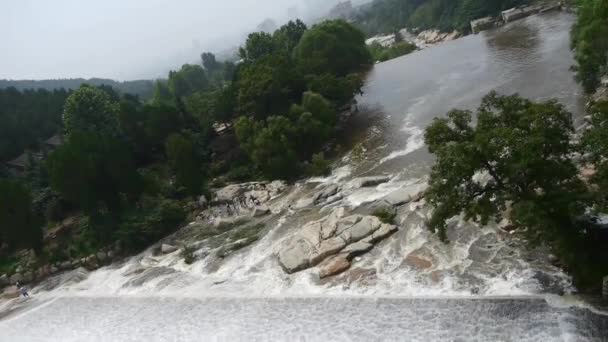 Onstuimige waterval & spray dekken steen, berg Tai-shan. — Stockvideo