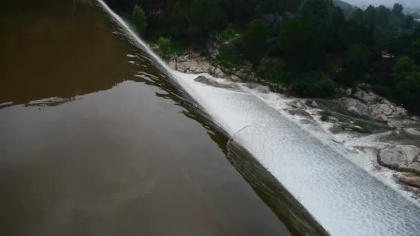 Bovenaanzicht van waterval & spray van dam, berg Tai-shan. — Stockvideo