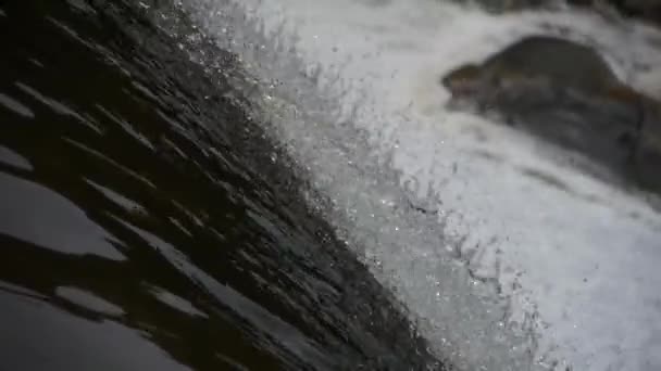 Ovanifrån av vattenfall från dammen, berget Tai-shan. — Stockvideo