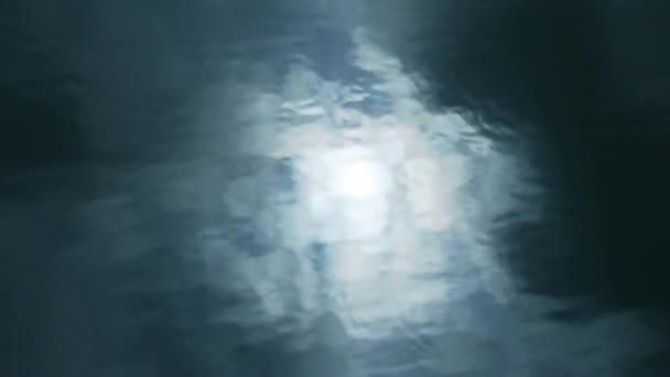 reflet solaire dans l'eau .