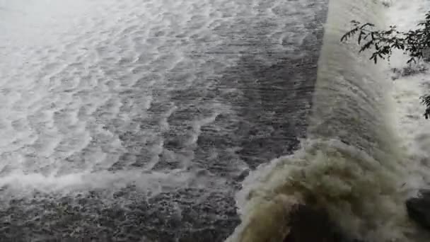 激しい滝を実行して、洪水流量 — ストック動画